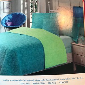 Lightweight Reversible Twin Bedding Quilt/Coverlet Set w/TWO Pillow Shams